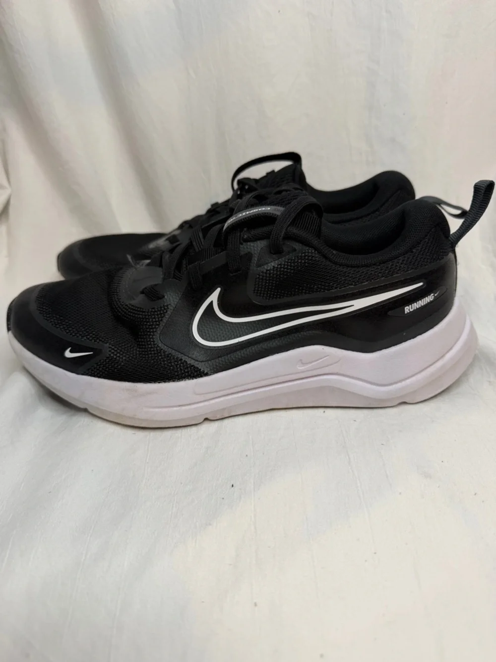Nike Cosmic Runner Big Kids' Road Running Shoes - Black/White - Size 5.5Y - Picture 3 of 8